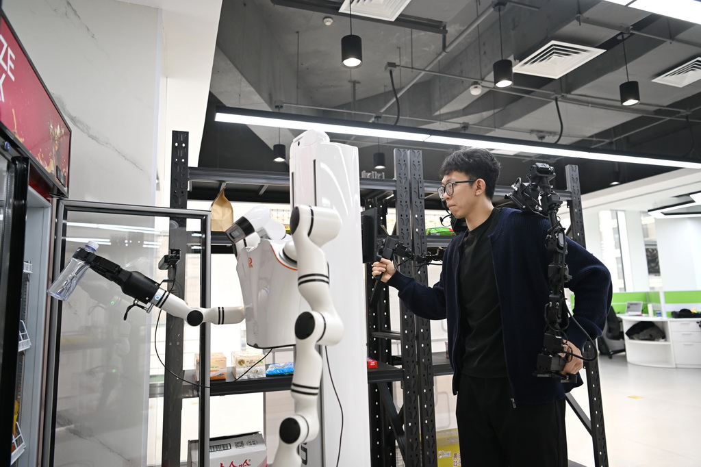 3月17日，在中国雄安集团数字城市科技有限公司具身智能训练场，工作人员对机器人进行具身智能训练。