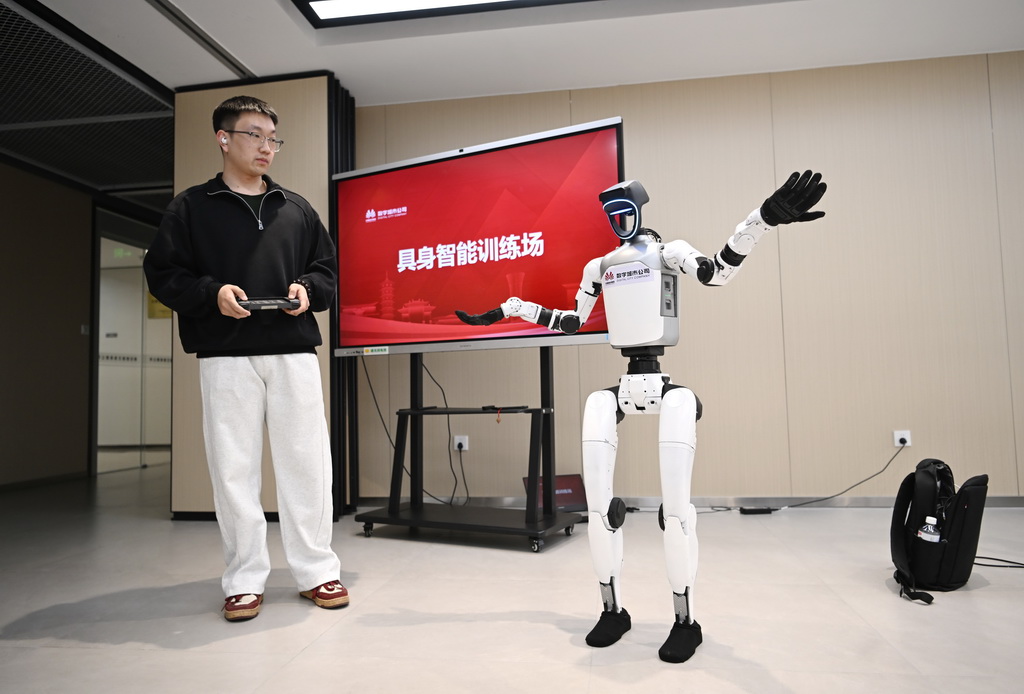 3月17日，在中国雄安集团数字城市科技有限公司具身智能训练场，工作人员对机器人进行具身智能训练。