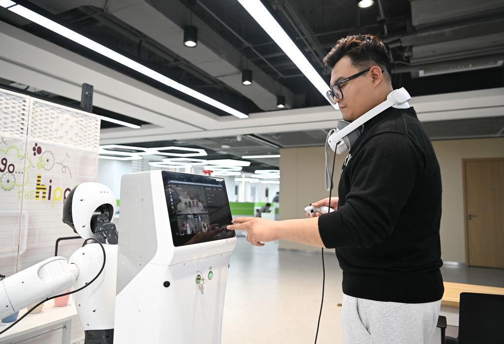 3月17日，在中国雄安集团数字城市科技有限公司具身智能训练场，工作人员采集机器人训练数据。