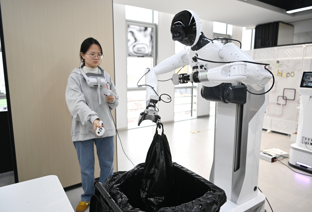 3月17日,在中国雄安集团数字城市科技有限公司具身智能训练场,工作人员对机器人进行具身智能训练。