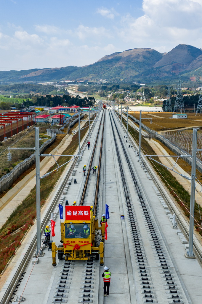 3月18日在云南省昆明市嵩明县拍摄的渝昆高铁施工现场(无人机照片)。