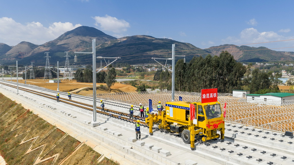 3月18日在云南省昆明市嵩明县拍摄的渝昆高铁施工现场(无人机照片)。