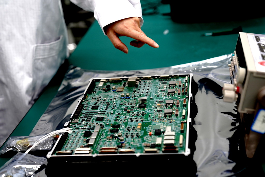 3月17日在上海巡天千河空间技术有限公司拍摄的卫星平板式综合电子产品。