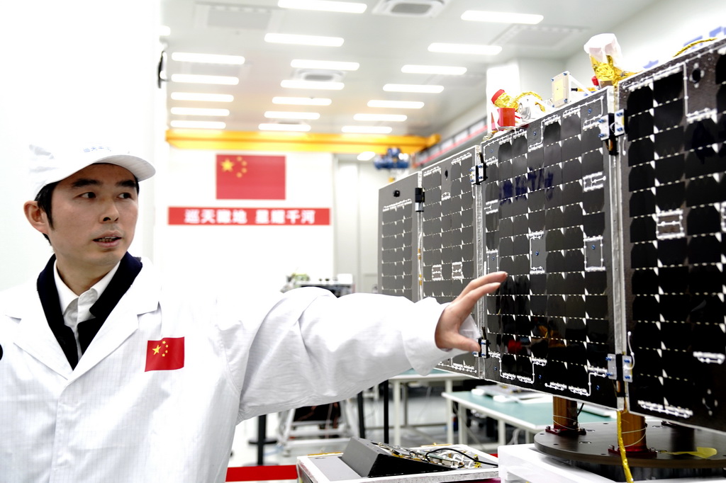 3月17日,上海巡天千河空间技术有限公司副总经理江炜介绍卫星太阳翼产品。