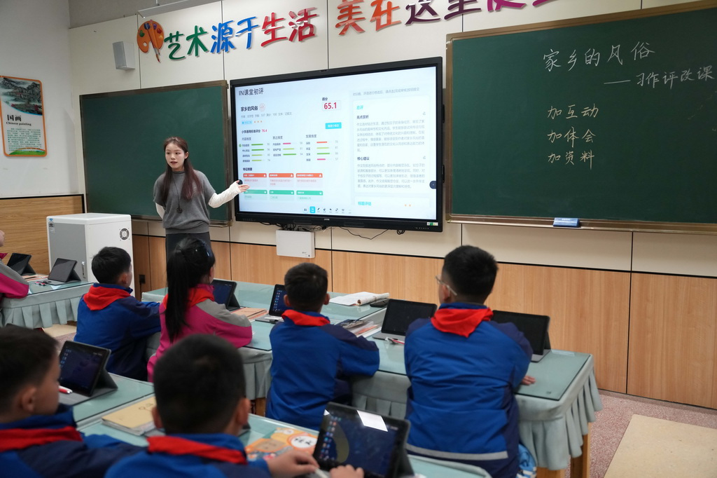 3月17日，老师在湖南湘江新区雷锋小学上习作课。老师使用AI作文评改系统，从立意、结构、语言、内容等多个维度对学生习作进行精准评测，评改系统能智能修正病句、优化表达，还能为学生梳理写作思路、提供个性化修改建议。