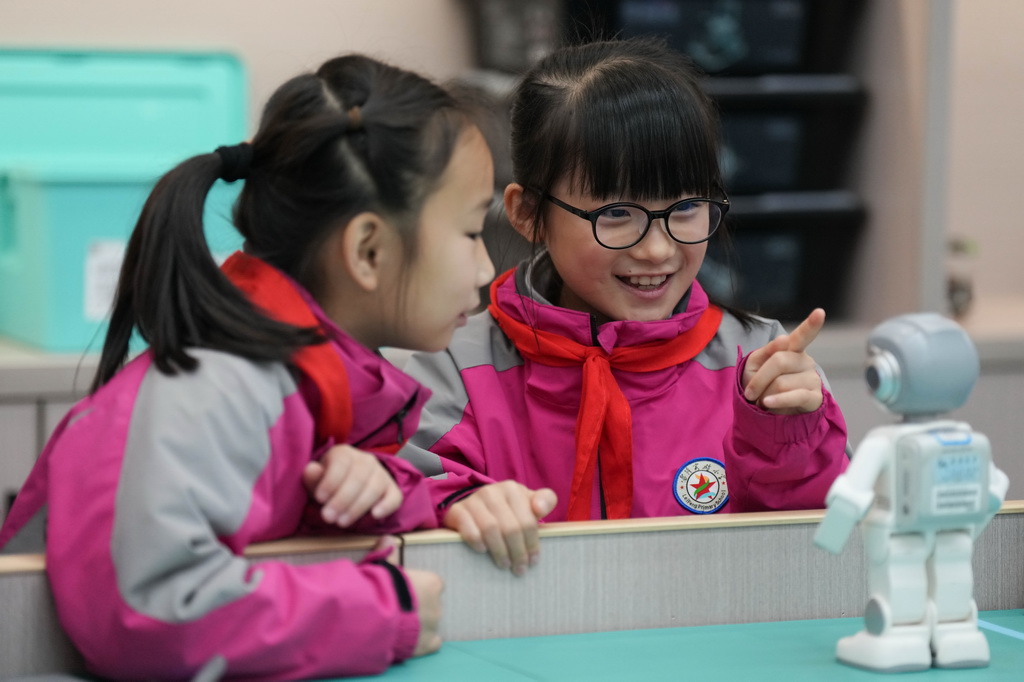 3月17日，学生在湖南湘江新区雷锋小学上机器人课。