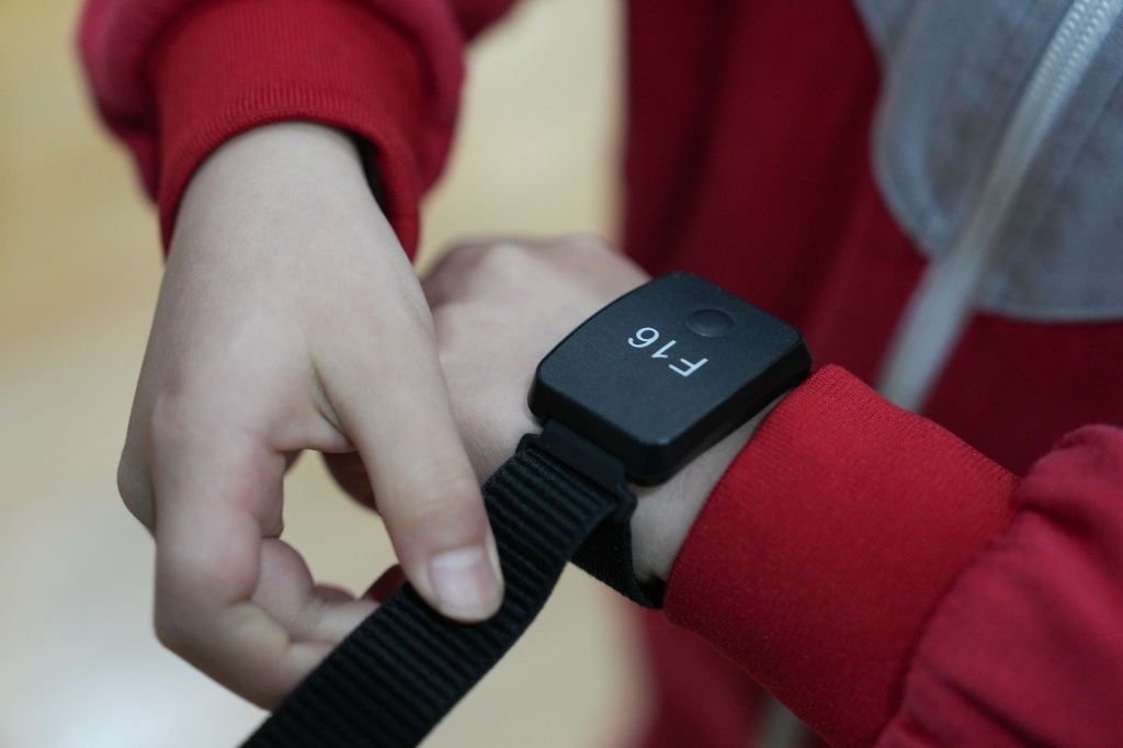 3月17日，学生在湖南湘江新区雷锋小学体育课上佩戴心率监测手环。