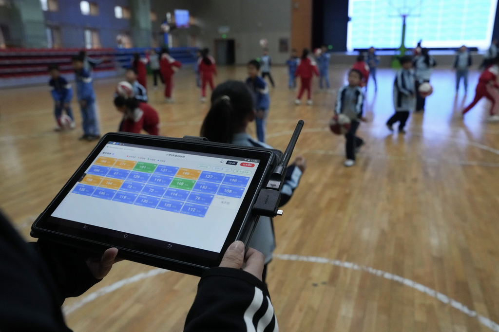 3月17日，在湖南湘江新区雷锋小学体育课上，老师通过平板电脑监测学生的心率。