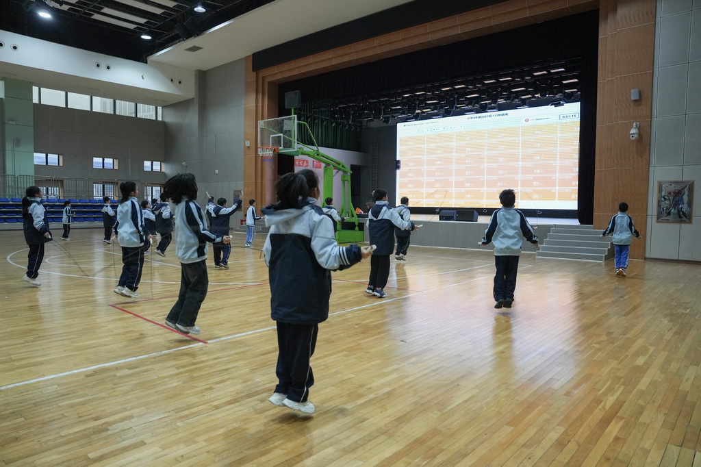 3月17日，学生在湖南湘江新区雷锋小学体育课上练习跳绳，他们的跳绳次数会实时投放到大屏幕上，帮助老师掌握每个学生的运动情况。