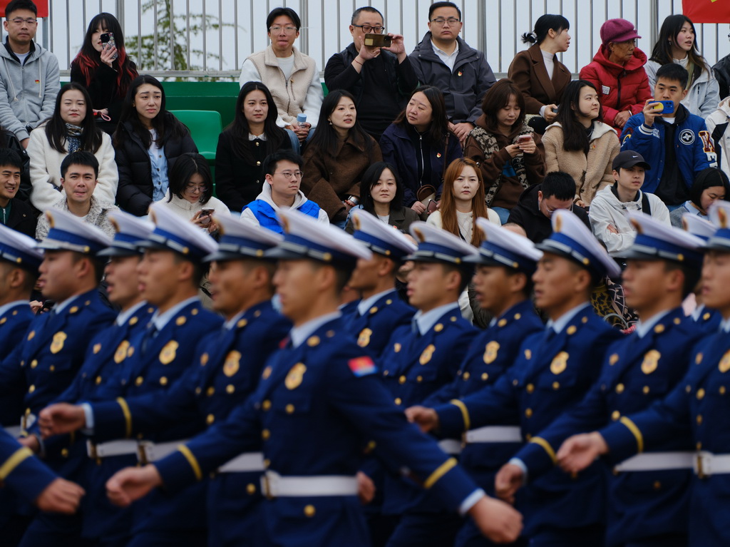 3月18日，新入职消防员在列队训练。