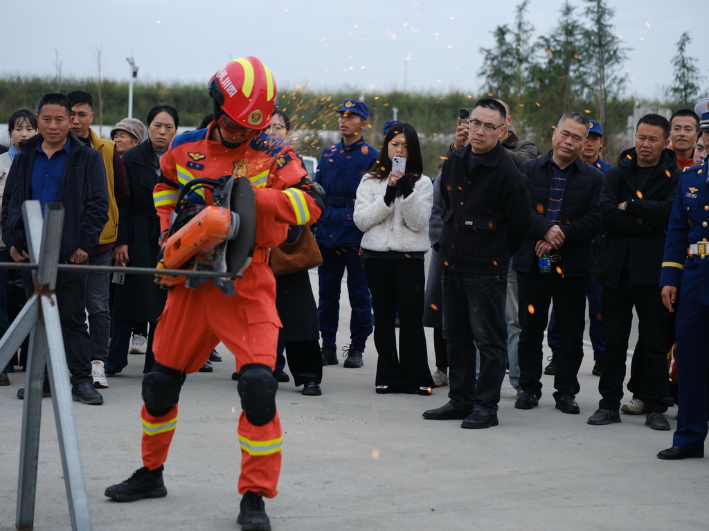 3月18日，新入职消防员进行装备操作训练。