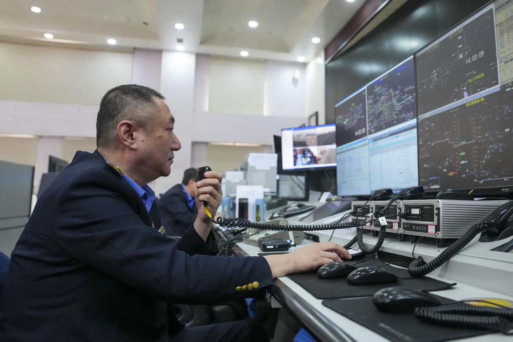 在哈尔滨南站调度车间，工作人员对货运列车发出调度指令（3月17日摄）。