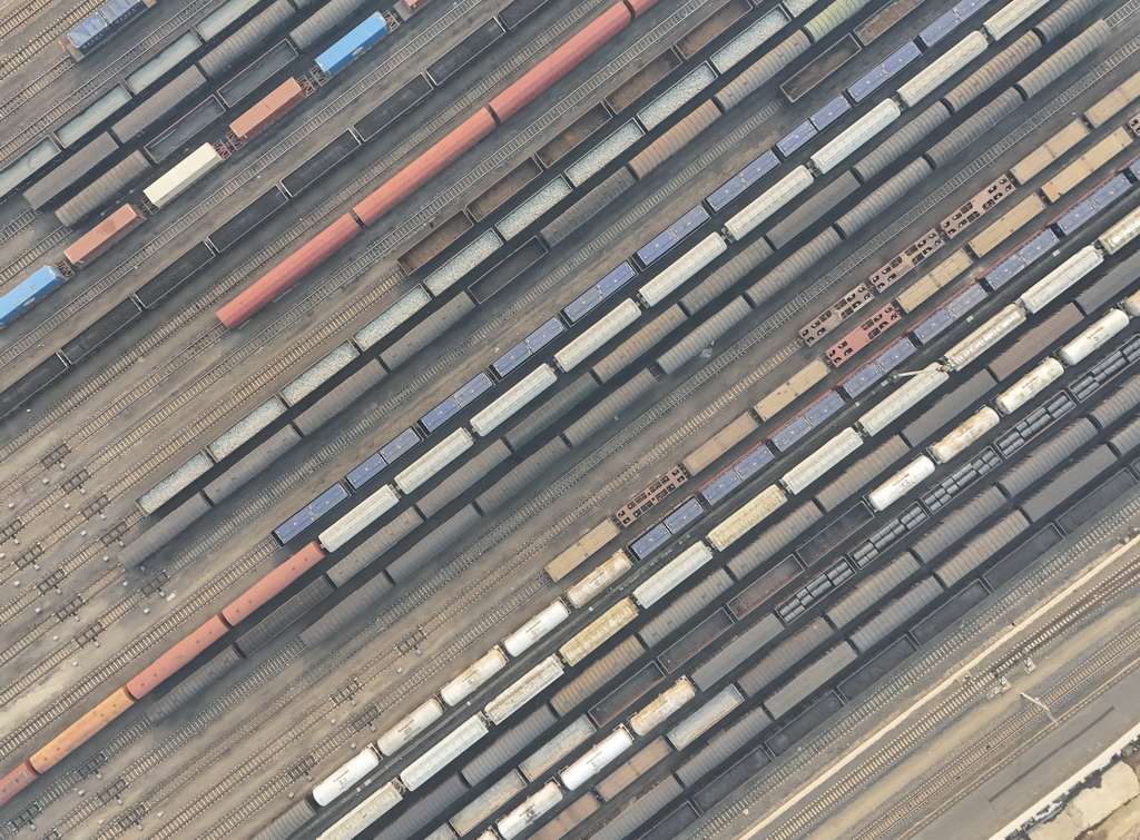 这是3月17日在哈尔滨南站拍摄的编组后装载农资的货运列车(无人机照片)。