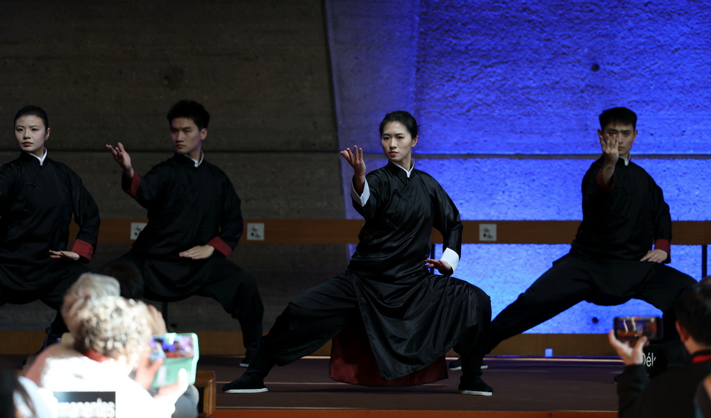 3月18日，太极拳习练者在活动上表演。