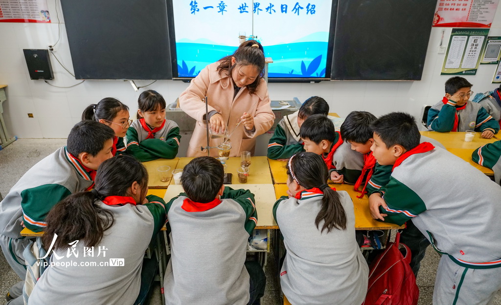 江苏泗洪：净水小实验 护水大道理