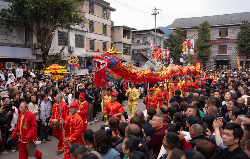 3月21日，在四川省兴文县大坝苗族乡晏州社区，龙灯队开启大坝高装非遗巡游。