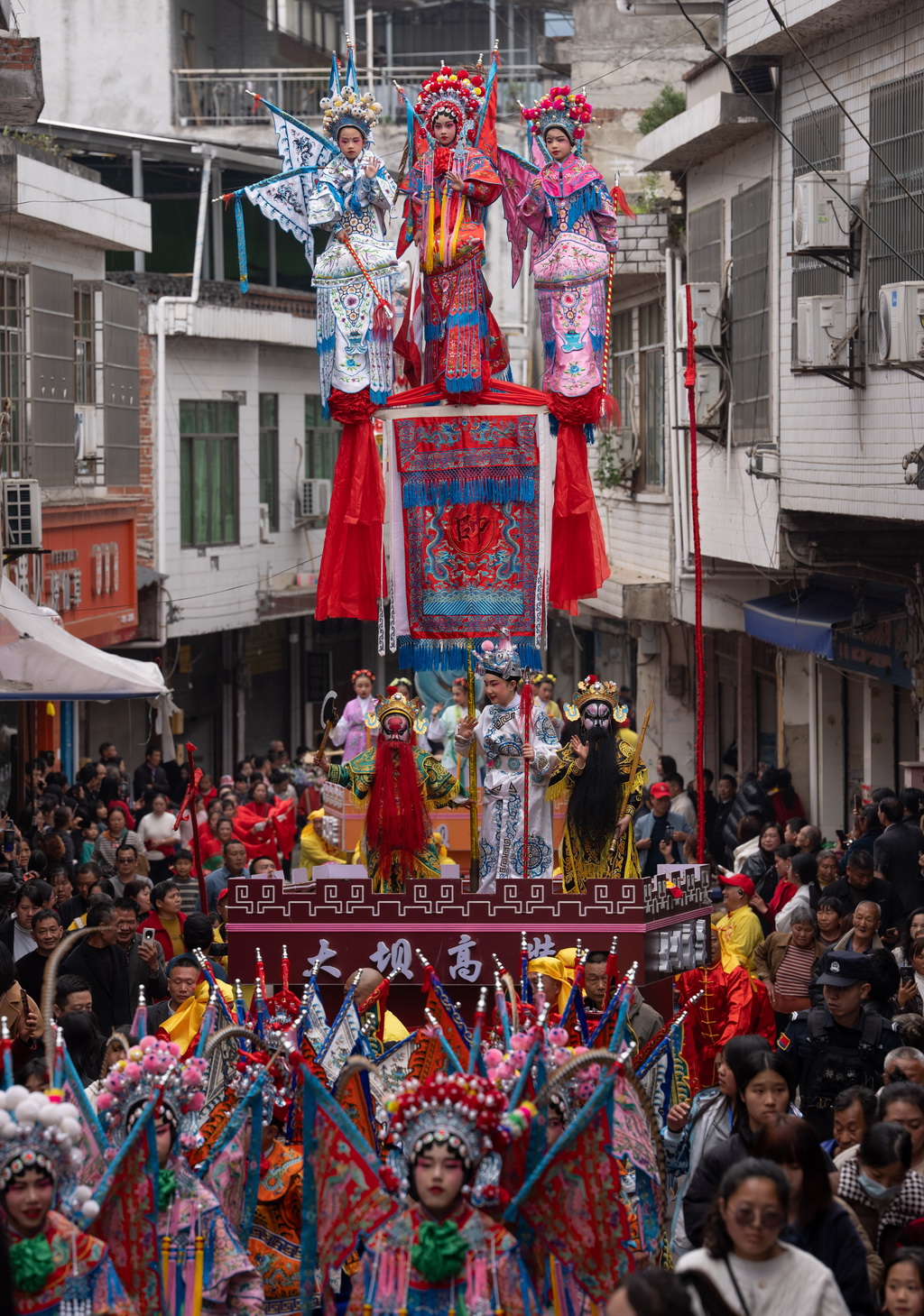 3月21日，四川省兴文县大坝苗族乡晏州社区，演员在巡游活动中表演大坝高装《穆桂英挂帅》。