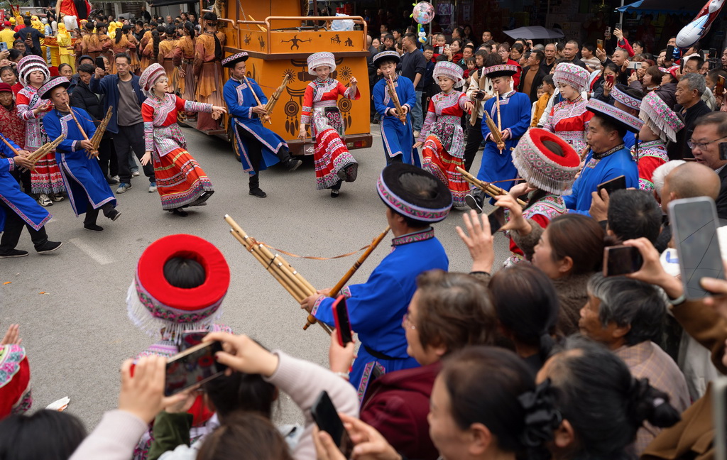 3月21日，在四川省兴文县大坝苗族乡晏州社区，大坝高装非遗巡游队伍中的苗族群众载歌载舞。