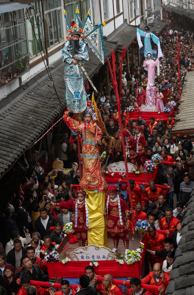 3月20日，四川省兴文县九丝城镇建武村，演员在巡游活动中表演木台铁桩戏。