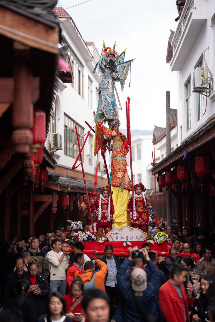 3月20日，四川省兴文县九丝城镇建武村，演员在巡游活动中表演木台铁桩戏《薛仁贵征西》。