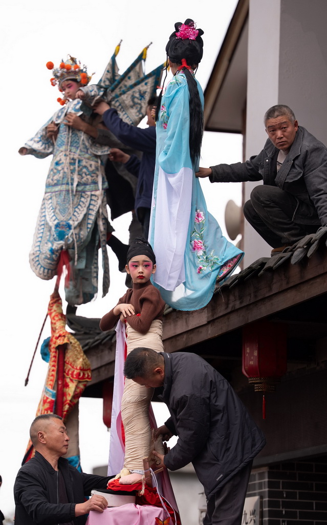 3月20日，四川省兴文县九丝城镇建武村，传承人在准备木台铁桩戏。