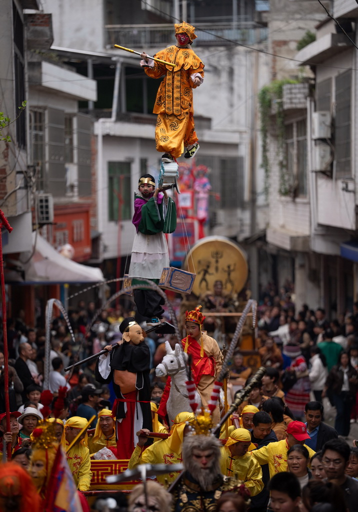 3月21日，四川省兴文县大坝苗族乡晏州社区，演员在巡游活动中表演大坝高装《西游记》。