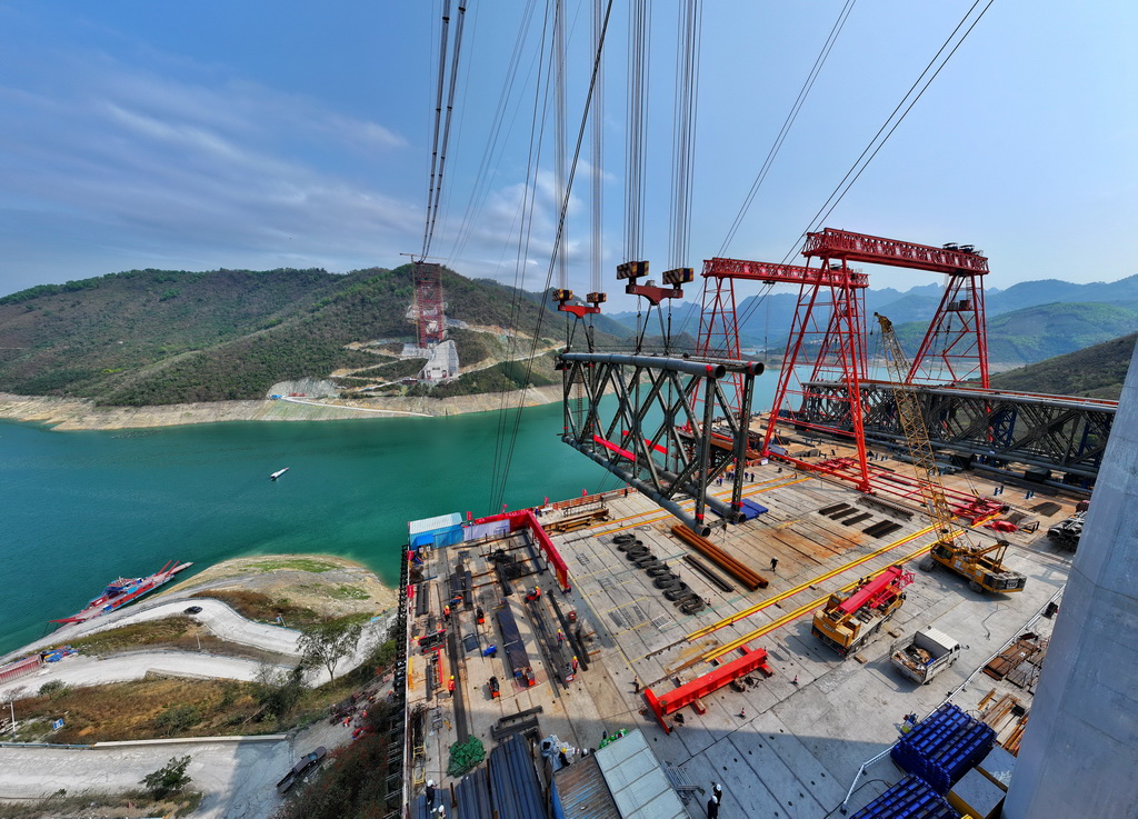 3月21日，黄百铁路红水河铁路大桥首节拱肋在进行吊装（无人机照片）。