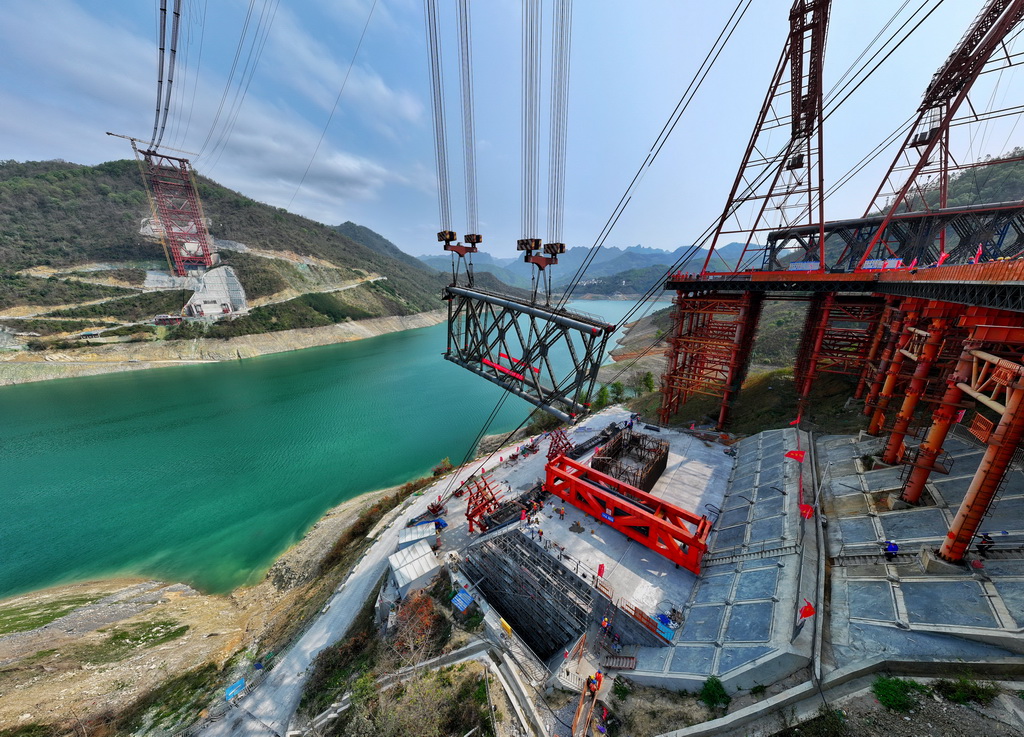 3月21日，黄百铁路红水河铁路大桥首节拱肋在进行吊装（无人机照片）。