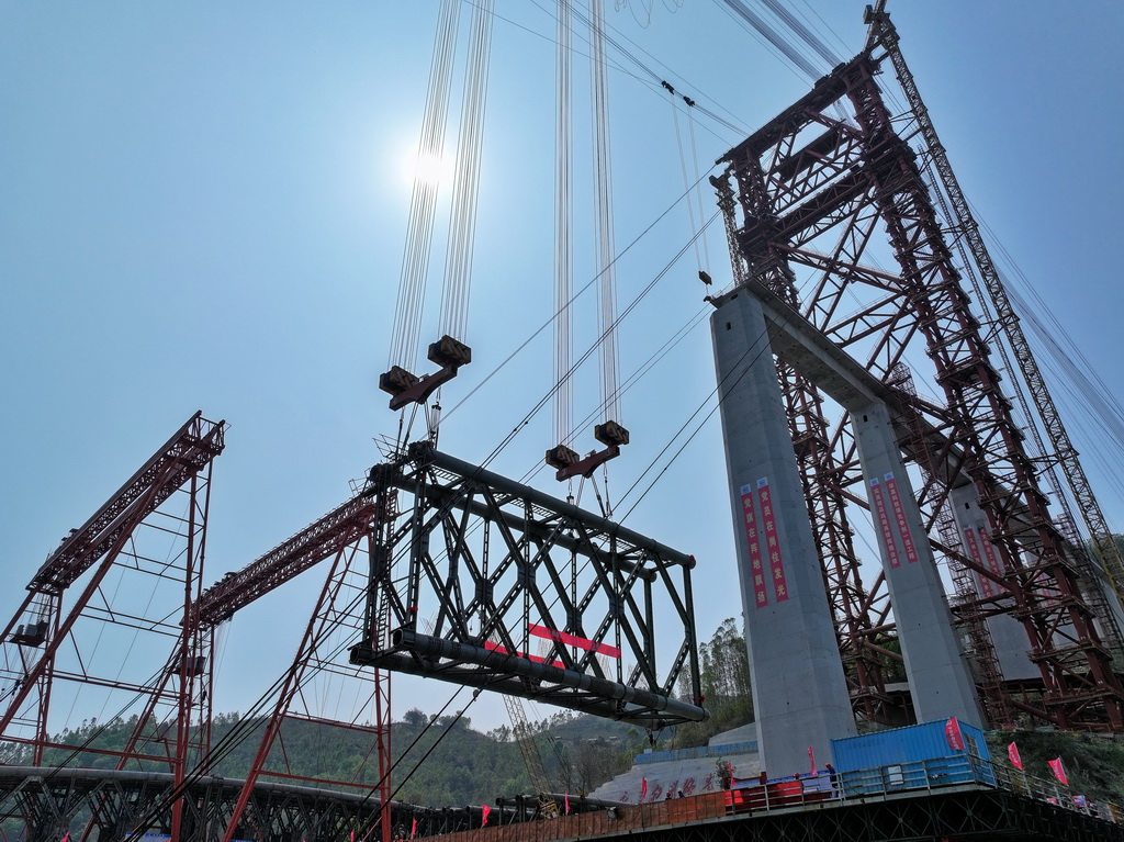 3月21日，黄百铁路红水河铁路大桥首节拱肋在进行吊装（无人机照片）。