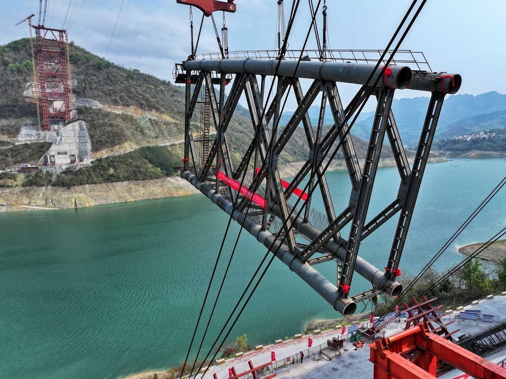 3月21日，黄百铁路红水河铁路大桥首节拱肋在进行吊装（无人机照片）。