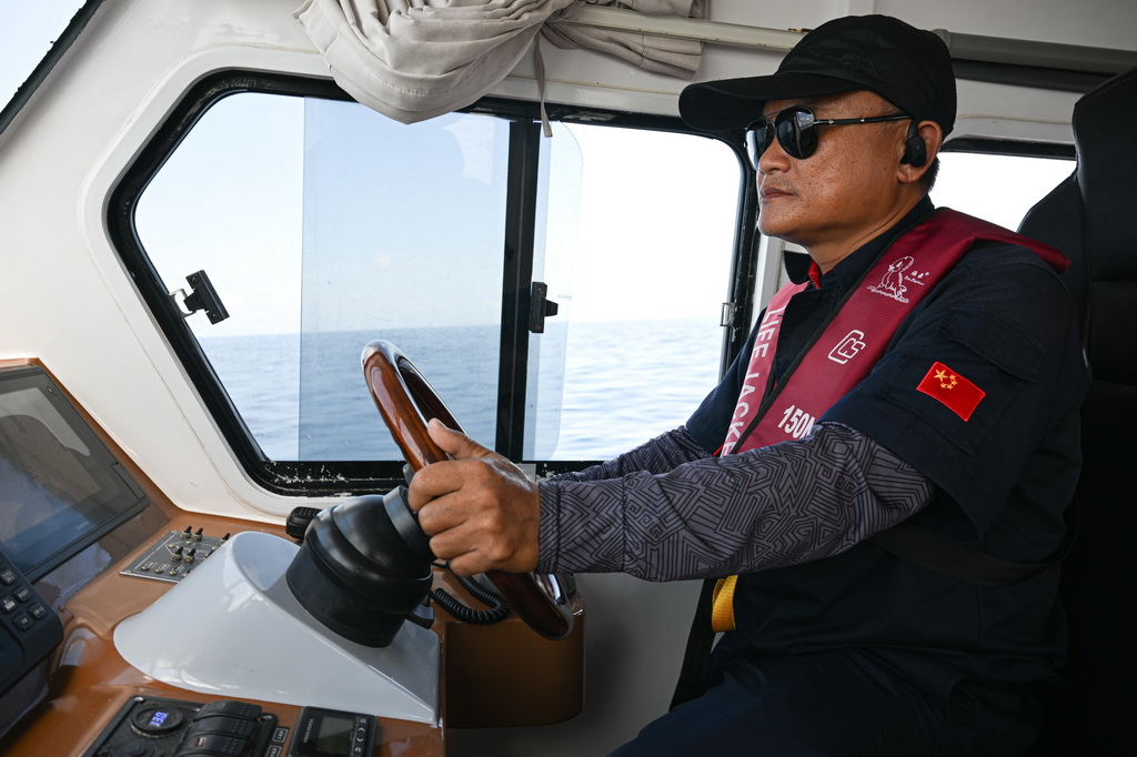 3月19日，工作人员驾驶海上交通保障船由海南三沙永兴岛驶往赵述岛。新华社记者 蒲晓旭 摄