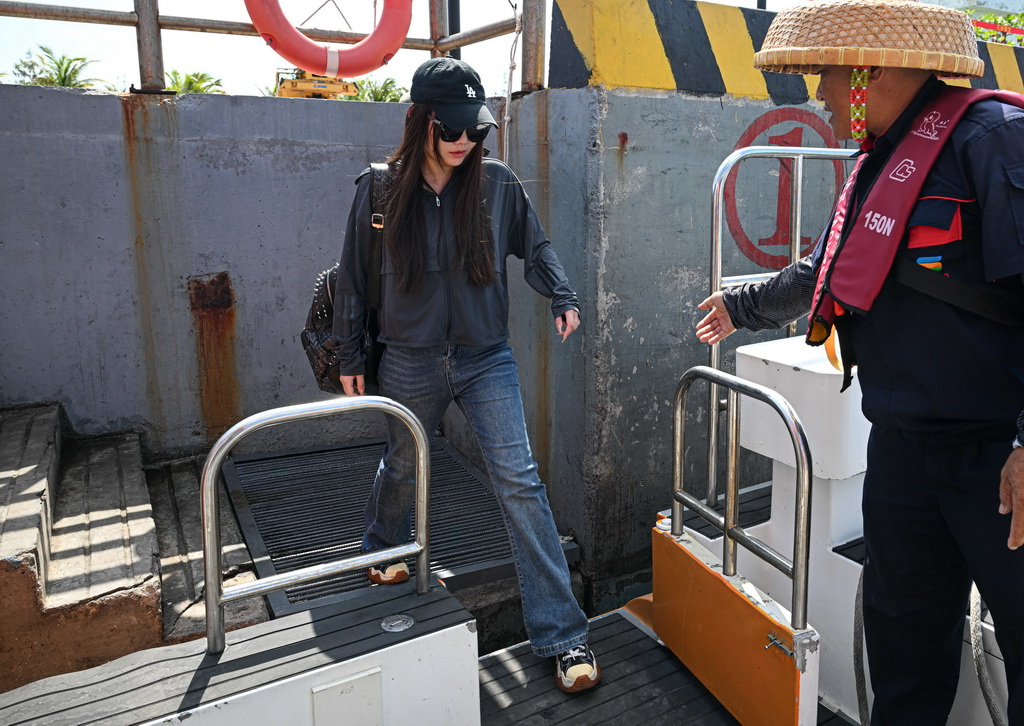 3月20日，乘客在海南三沙赵述岛码头登上海上交通保障船。新华社记者 刘莲芬 摄