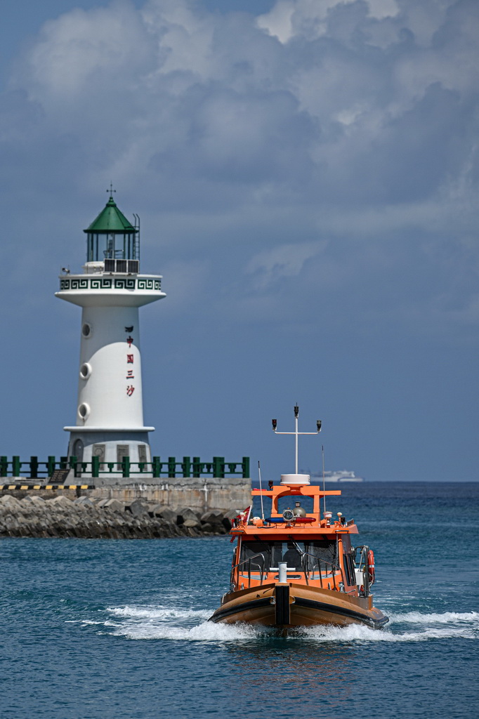 3月19日在海南三沙拍摄的往返于永兴岛与赵述岛的海上交通保障船。新华社记者 刘莲芬 摄