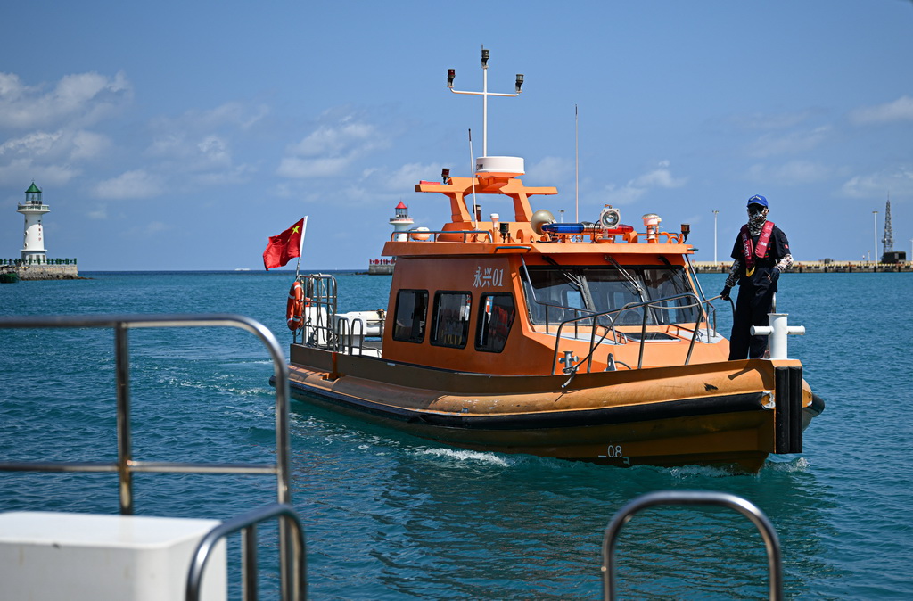 3月20日，一艘载有乘客的海上交通保障船由海南三沙赵述岛驶抵永兴岛码头。新华社记者 蒲晓旭 摄