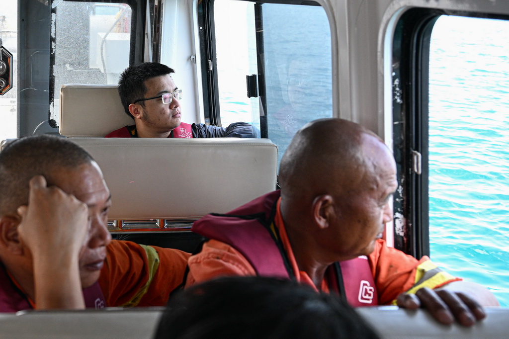 3月19日，乘客乘坐海上交通保障船由海南三沙永兴岛前往赵述岛。新华社记者 蒲晓旭 摄