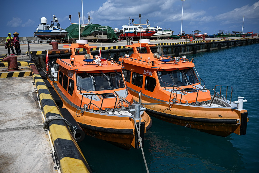 3月20日拍摄的停靠于海南三沙永兴岛码头的海上交通保障船。新华社记者 刘莲芬 摄