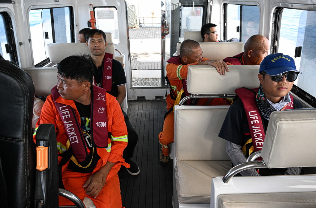3月19日，乘客乘坐海上交通保障船由海南三沙永兴岛前往赵述岛。新华社记者 蒲晓旭 摄