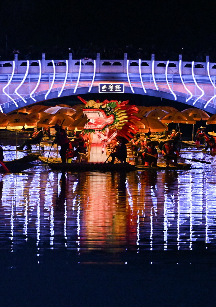 北京：“金龙”巡春亮马河【5】