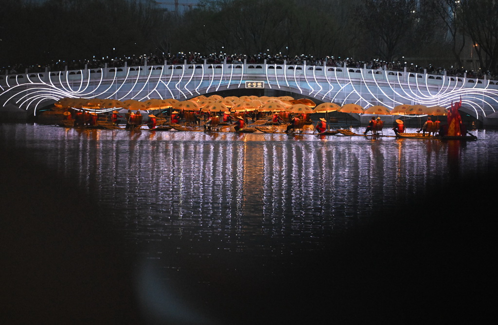 北京：“金龙”巡春亮马河【2】