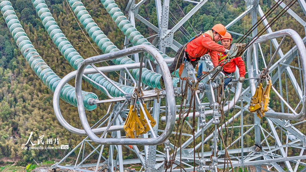 浙江诸暨：电力工人进行高空架线作业【3】