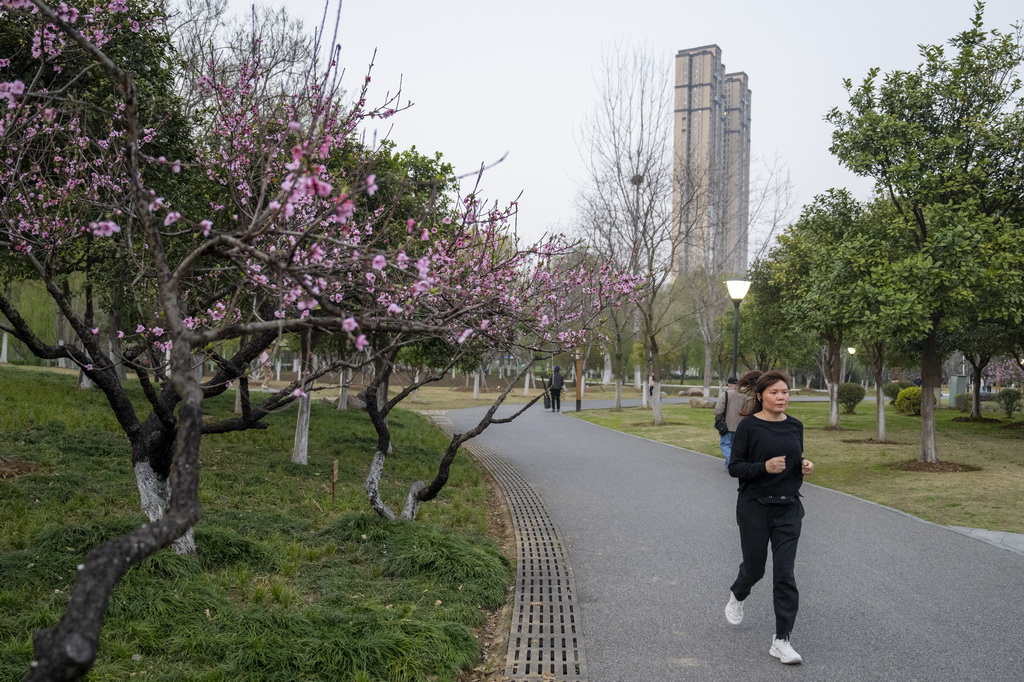 市民在武汉沙湖公园跑步(3月21日摄)。新华社记者 伍志尊 摄