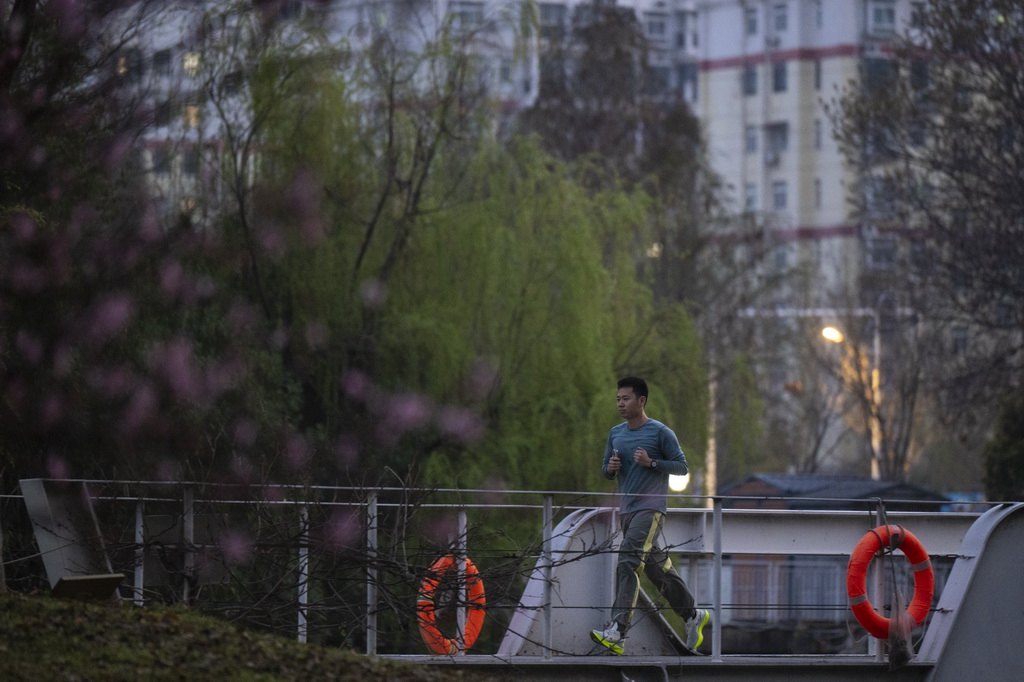 市民在武汉沙湖公园跑步(3月21日摄)。新华社记者 伍志尊 摄
