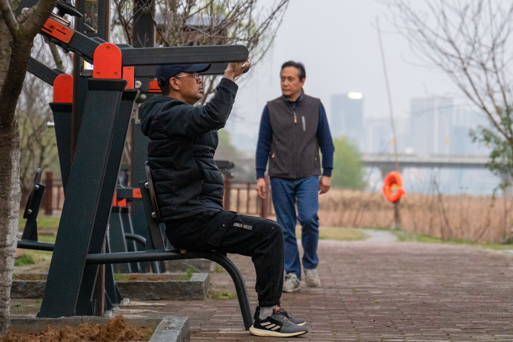 市民在武汉沙湖公园锻炼(3月21日摄)。新华社记者 伍志尊 摄