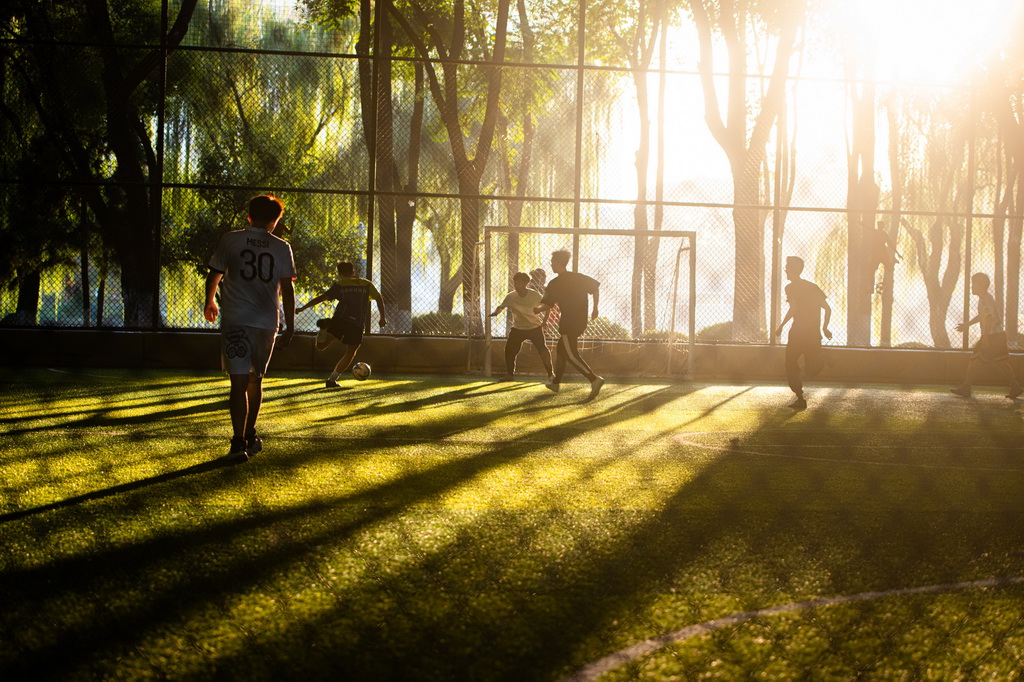市民在武汉市武昌江滩公园中踢足球(2023年11月20日摄)。新华社记者 杜子璇 摄