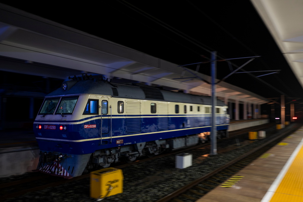 3月24日凌晨,检测列车抵达十堰东站进行编组作业。