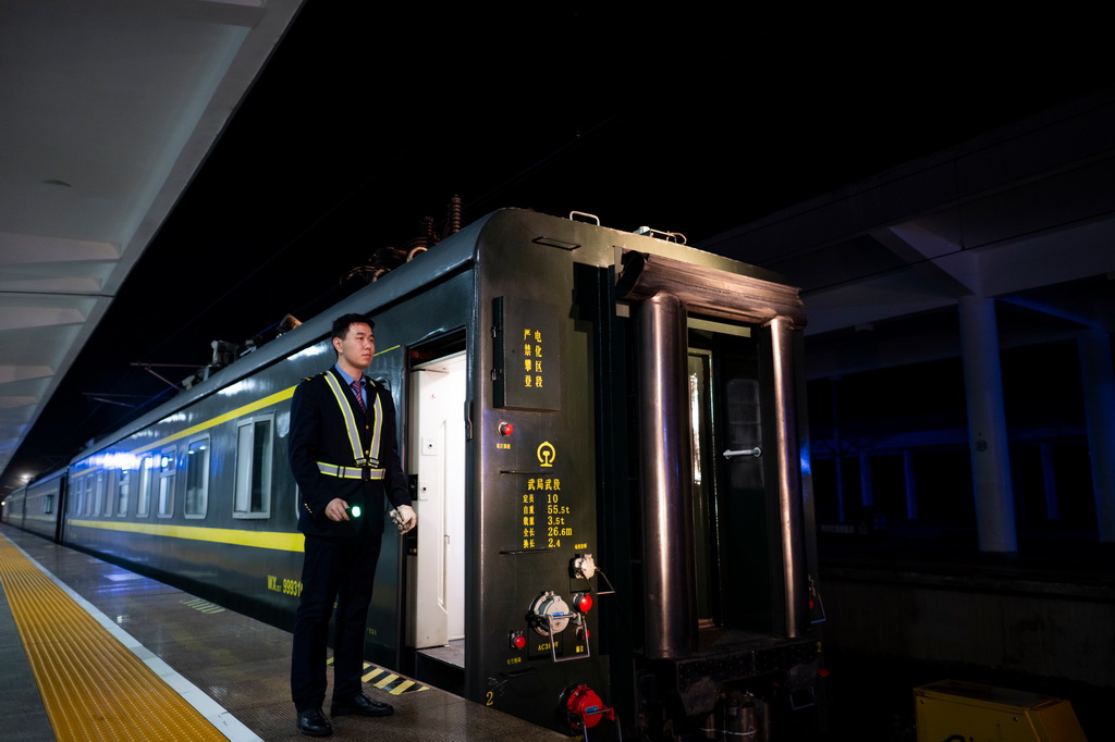 3月24日凌晨,检测列车抵达十堰东站进行编组作业。