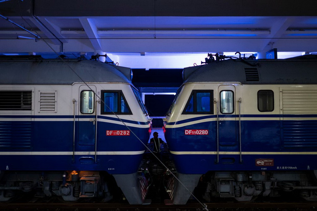 3月24日凌晨,检测列车抵达十堰东站进行编组作业。