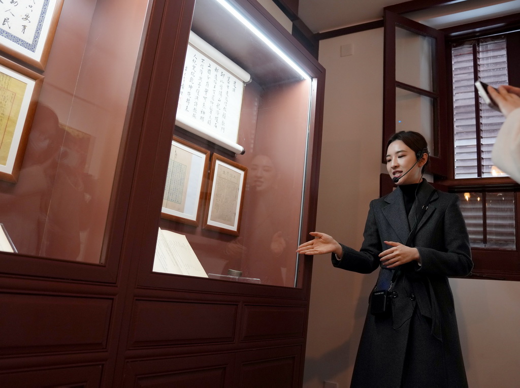 3月23日,讲解员在介绍旧址内的文物展品。