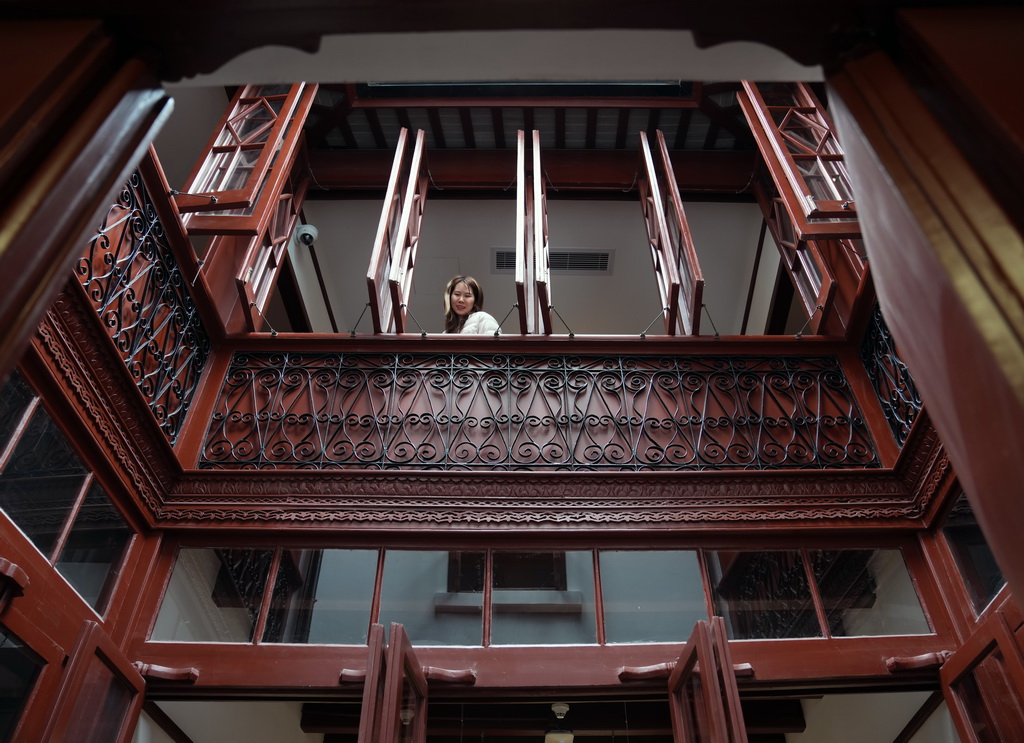 3月23日,观众在旧址的二楼参观。