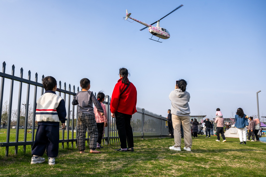 3月21日，游客在武汉未来荟低空文旅产业示范园游览。